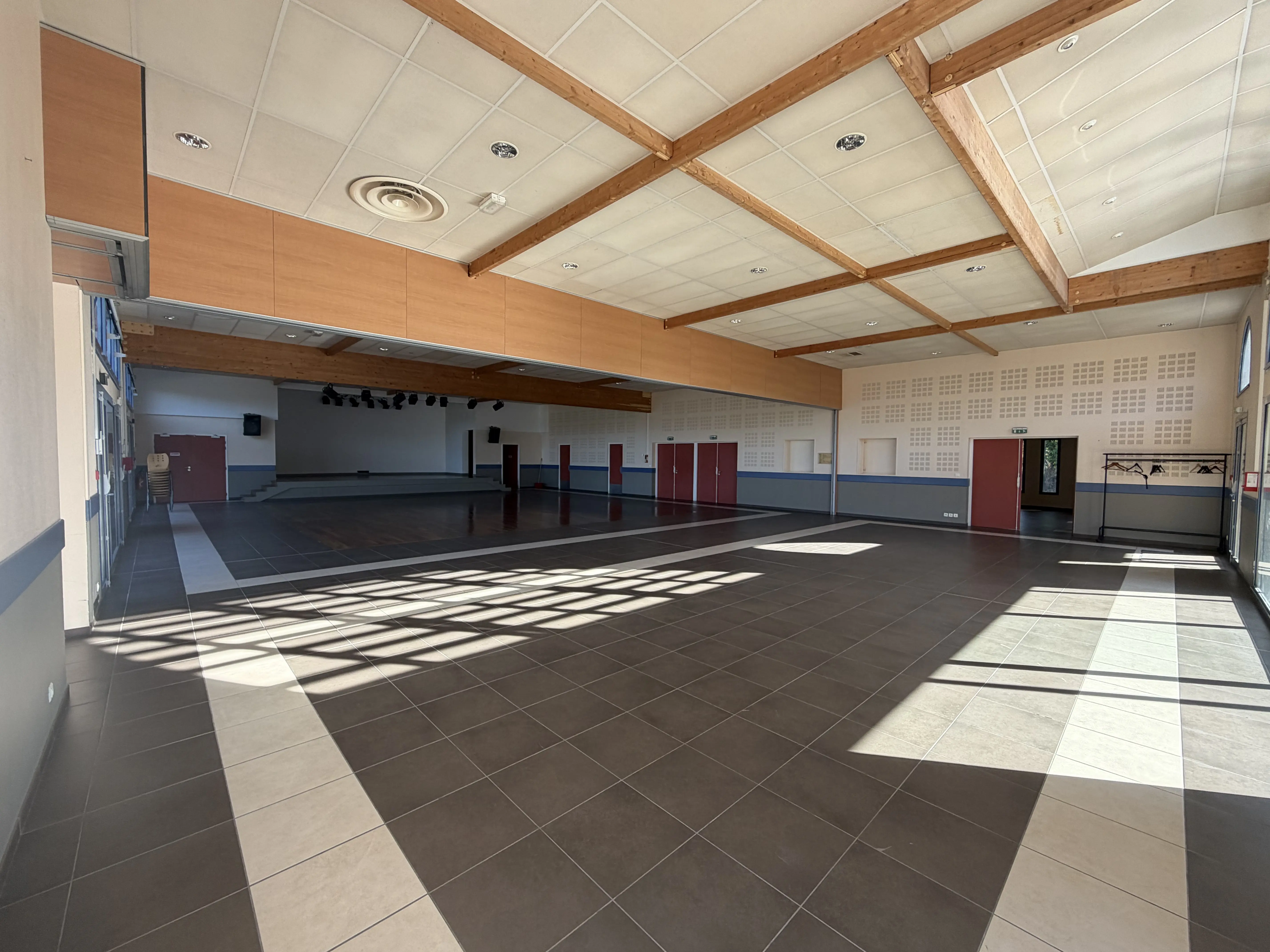 Vue d’ensemble de la grande salle multi-activités