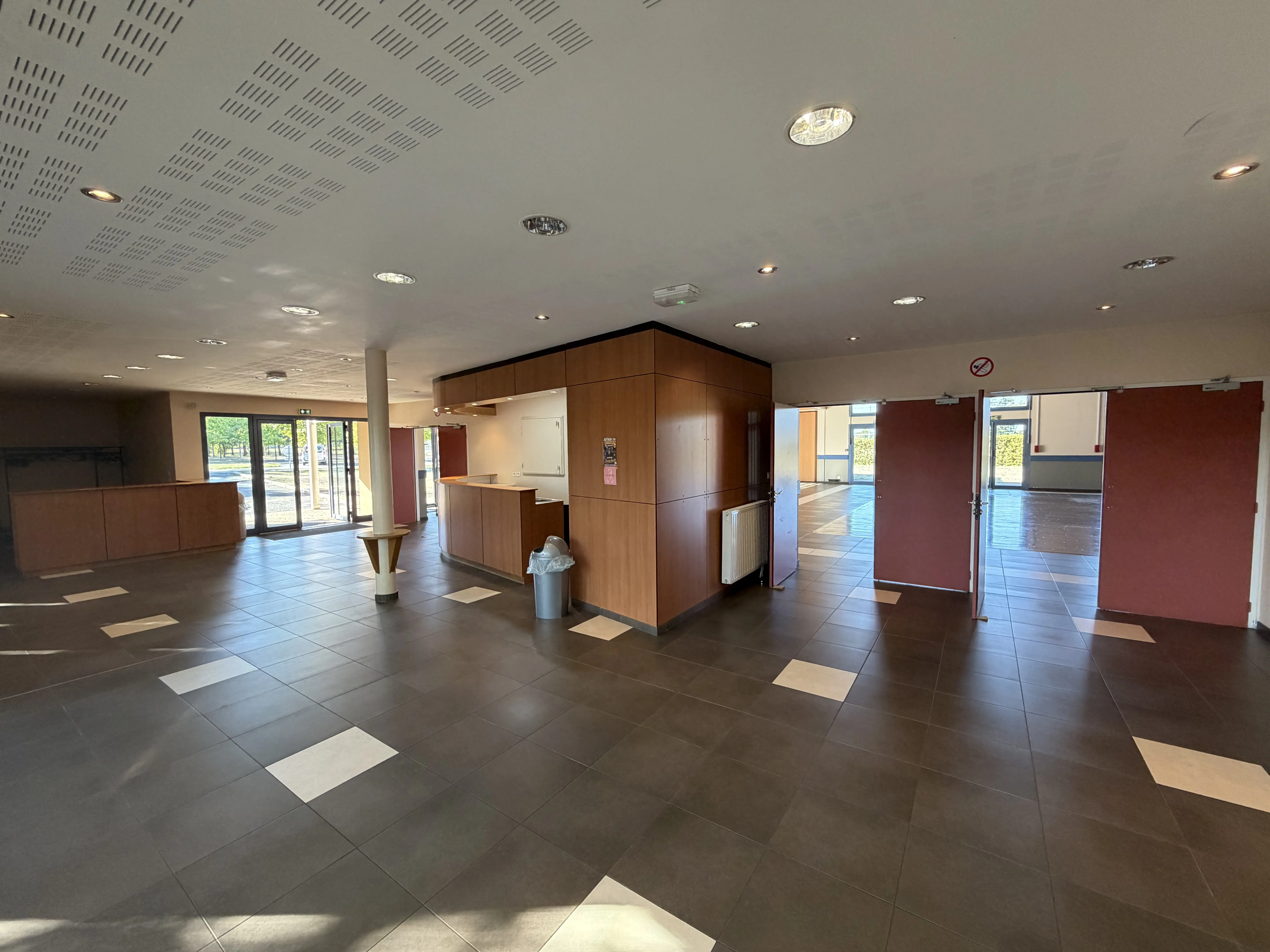 Grande salle vue depuis le hall et le bar