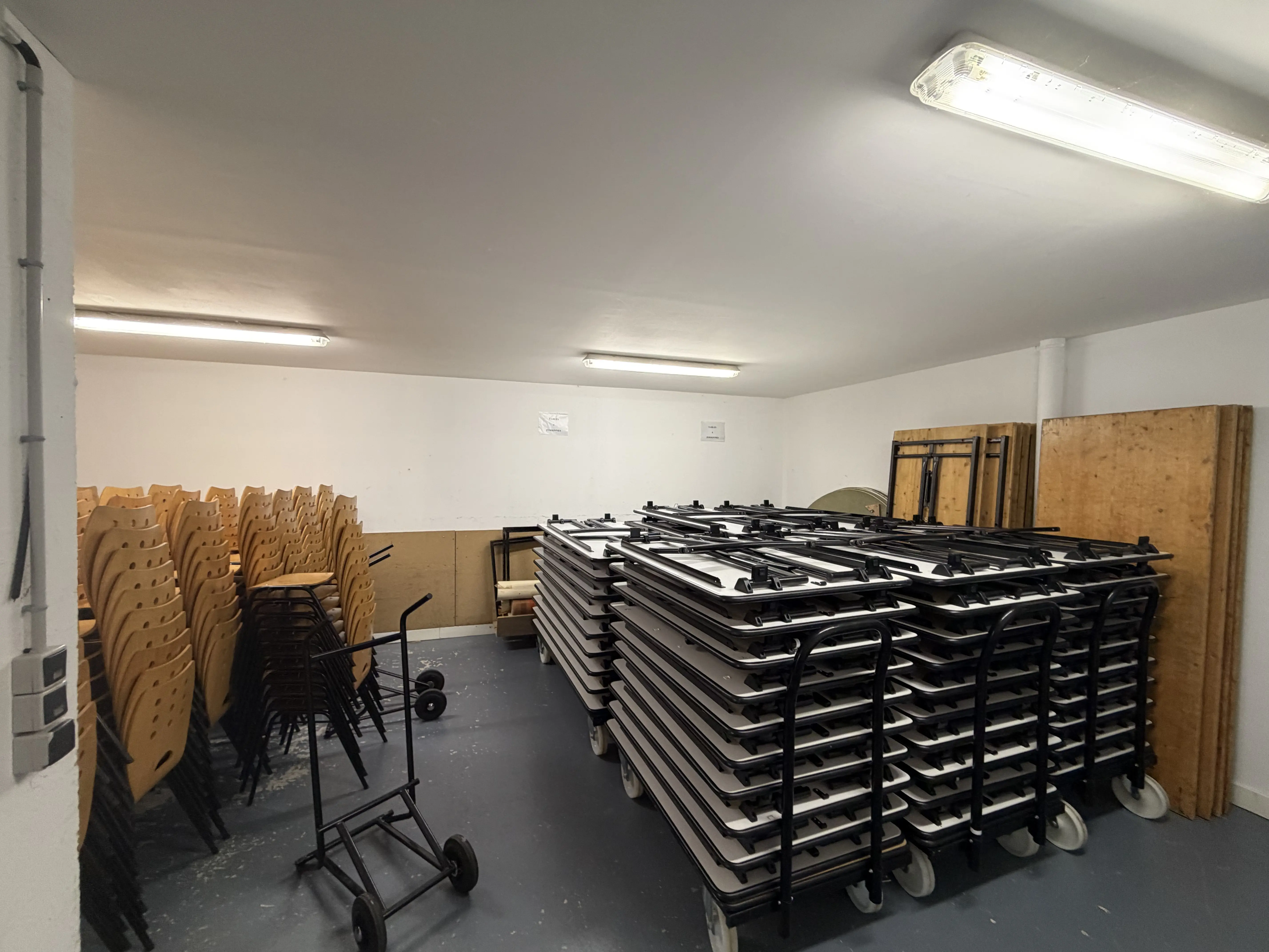 Espace de rangement des tables et des chaises